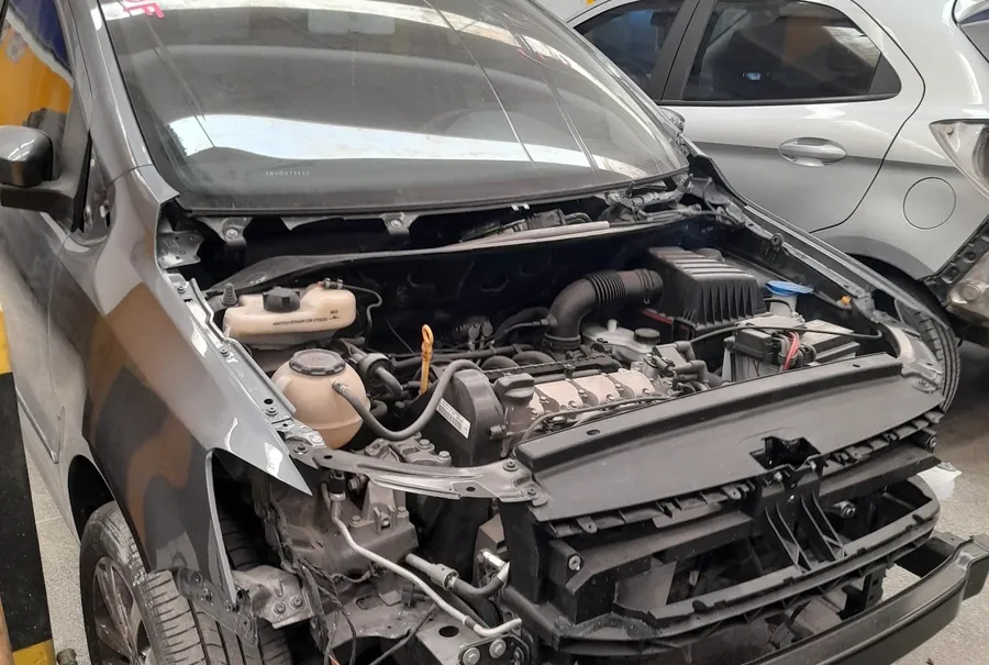 Carro aberto na frente para reparo de funilaria